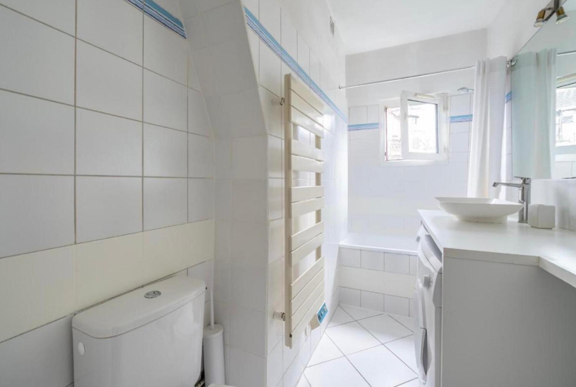 In Front Of Sacre Coeur - 2 Bedrooms In Last Floor Appartement Parijs