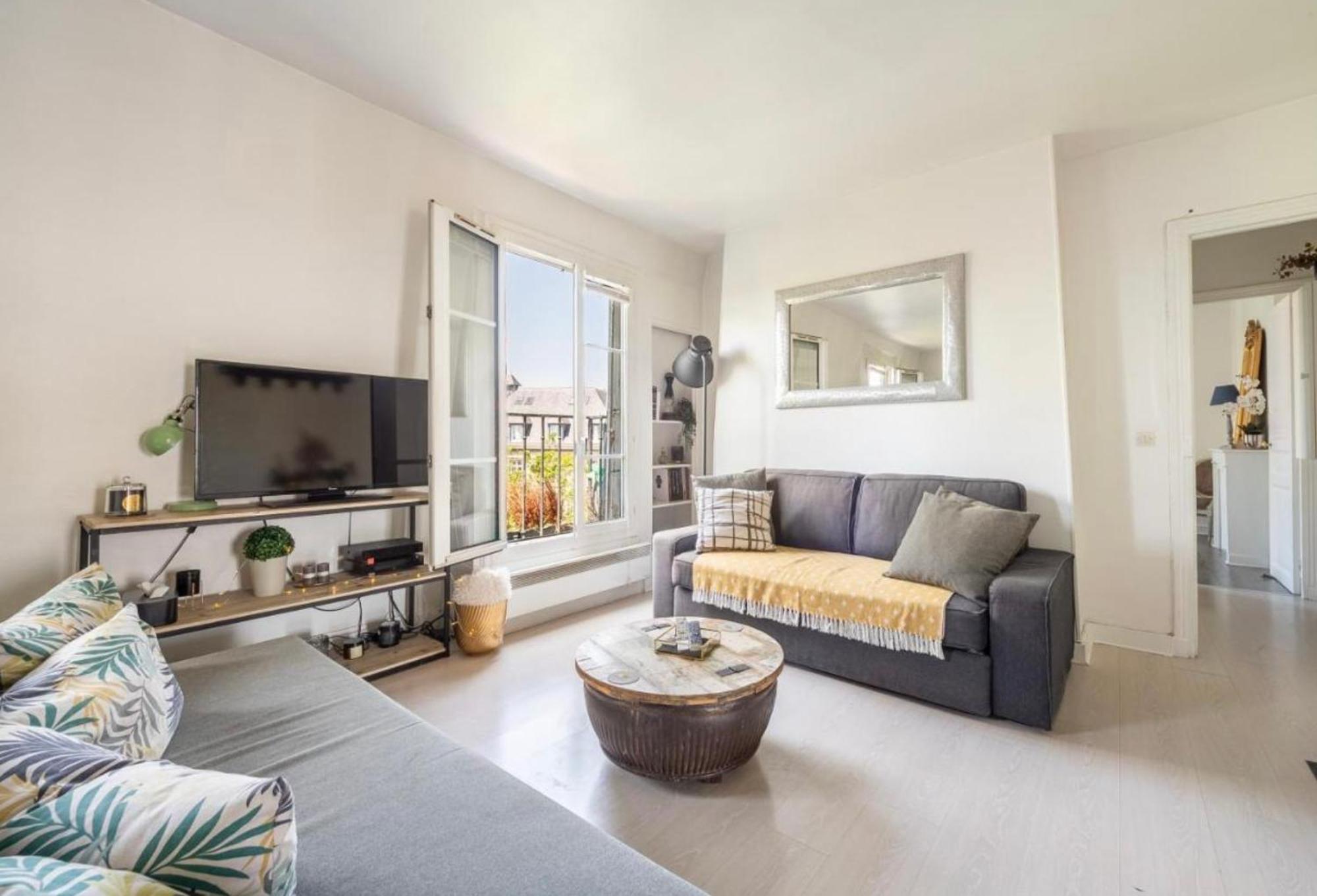 Appartement In Front Of Sacre Coeur - 2 Bedrooms In Last Floor Parijs