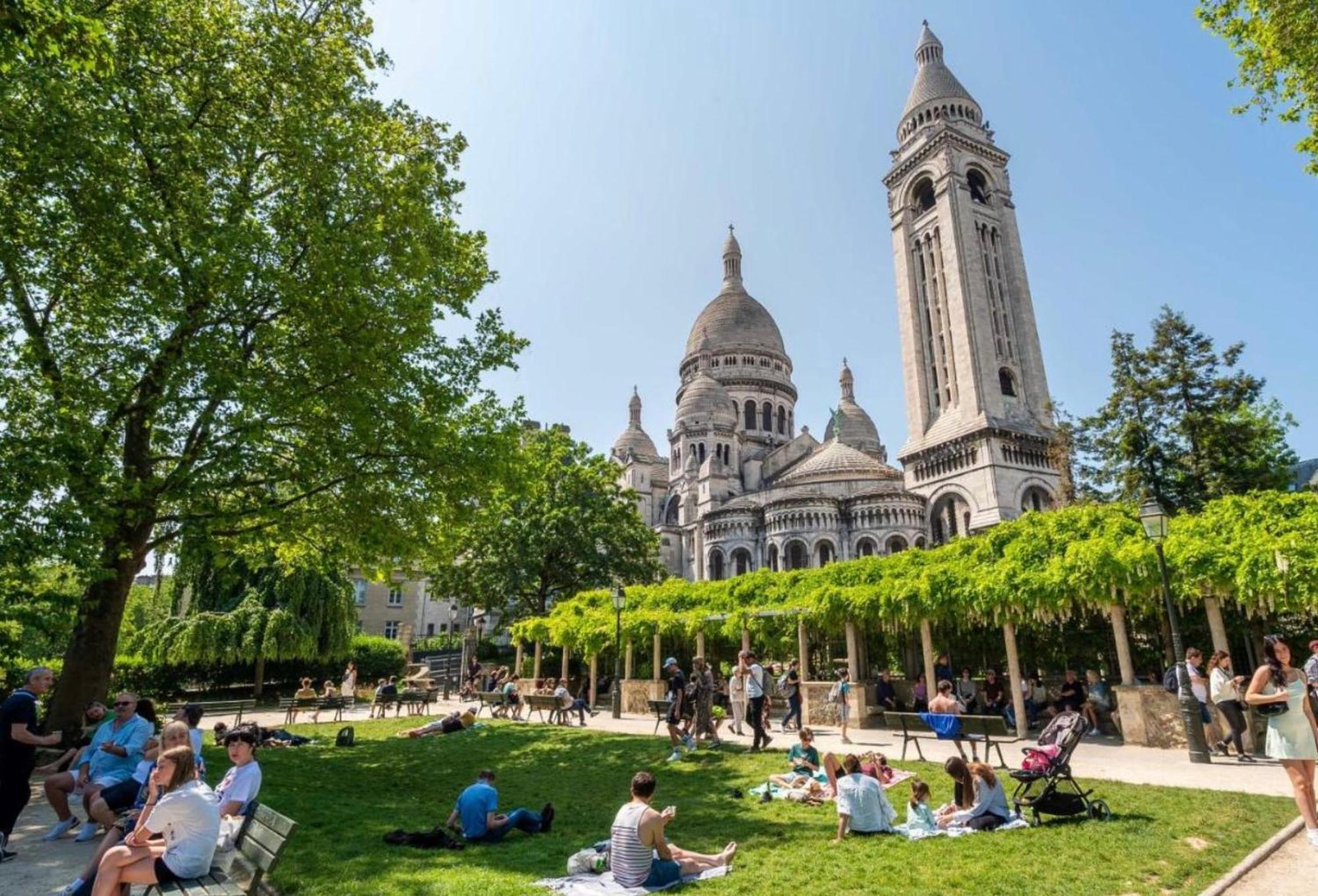 In Front Of Sacre Coeur - 2 Bedrooms In Last Floor Appartement Parijs