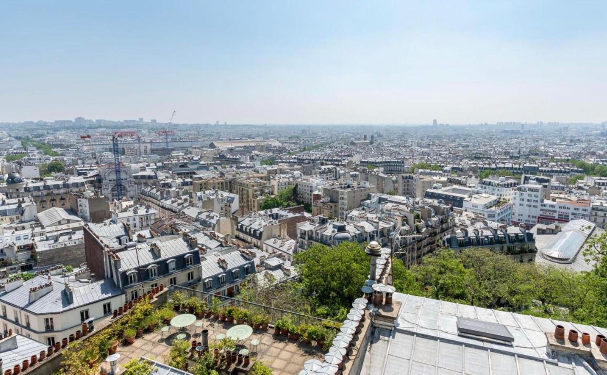 Appartement In Front Of Sacre Coeur - 2 Bedrooms In Last Floor Parijs