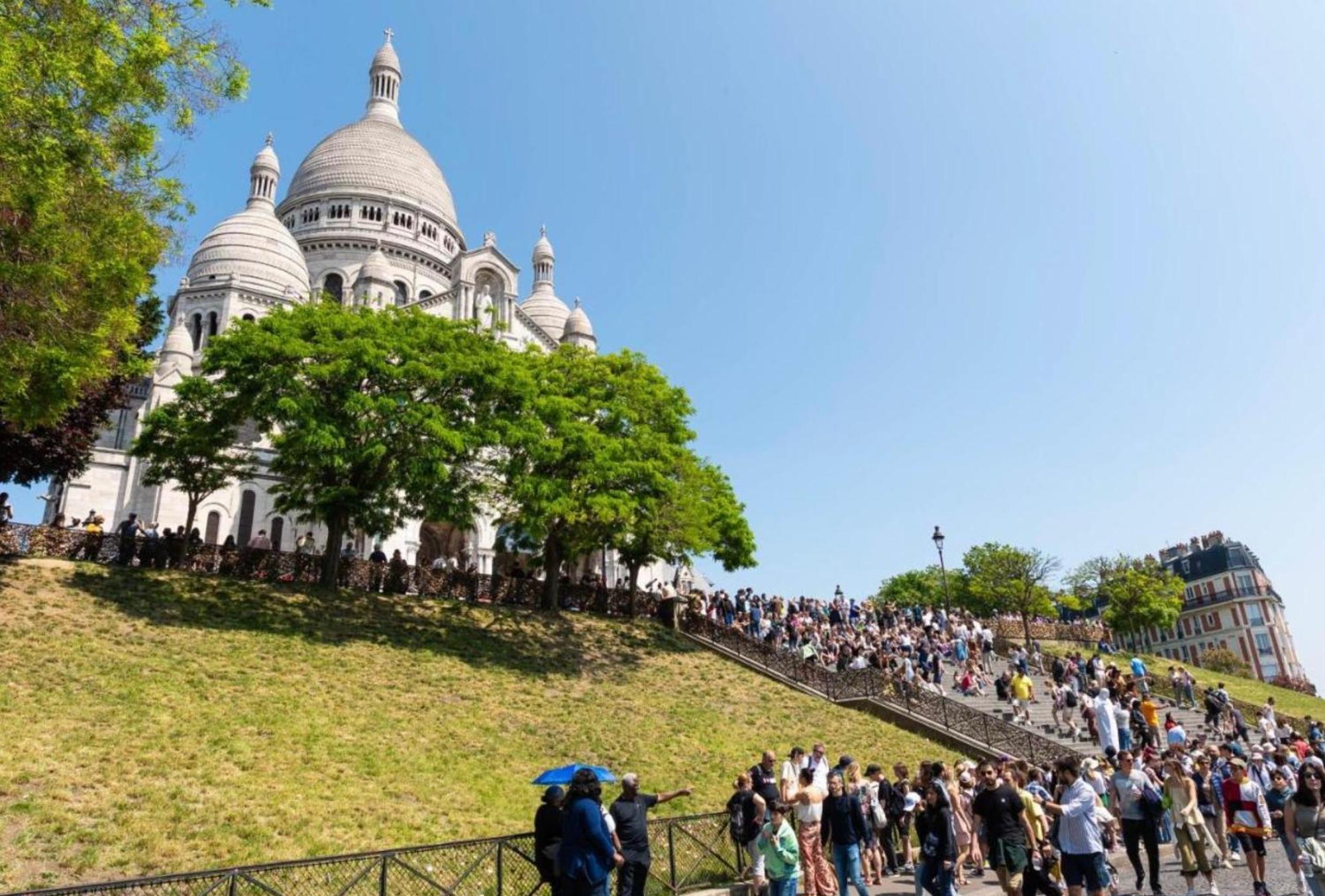 In Front Of Sacre Coeur - 2 Bedrooms In Last Floor Parijs
